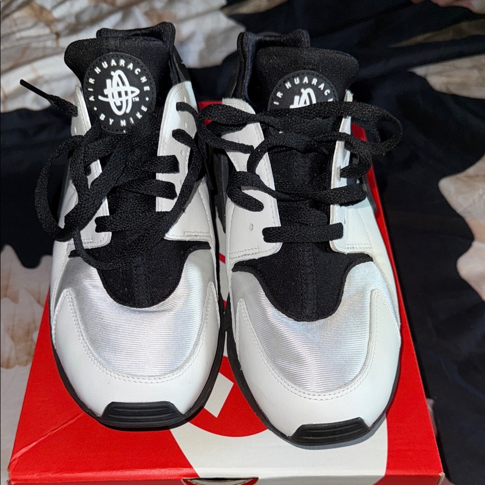 Nike Mens Black and White Huarache Sneakers